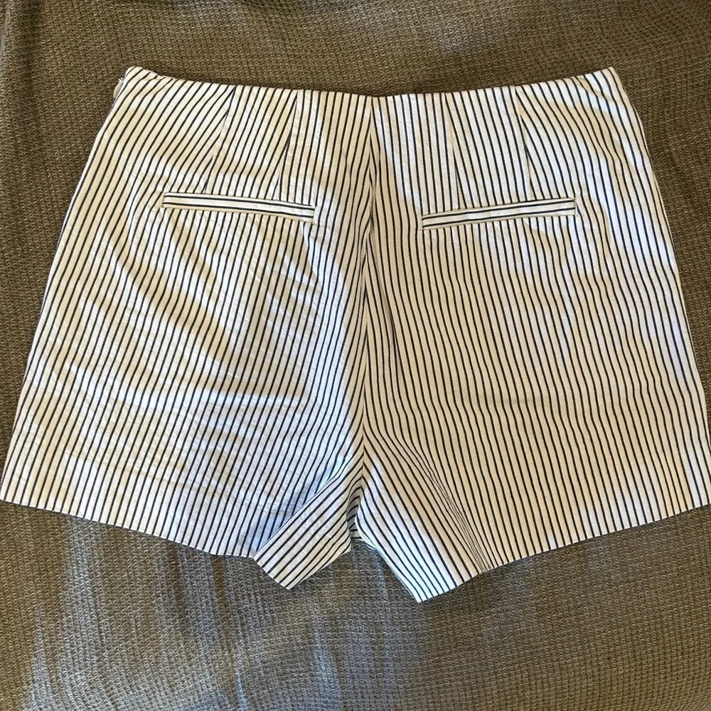LOFT patterned shorts - Picture 3 of 5